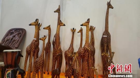 非洲木制长颈鹿摆件