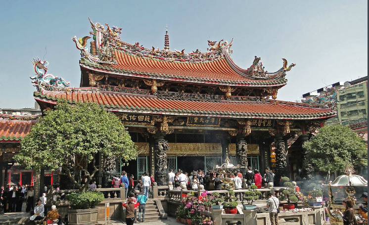 台北市万华区的艋舺龙山寺是台湾著名的庙宇