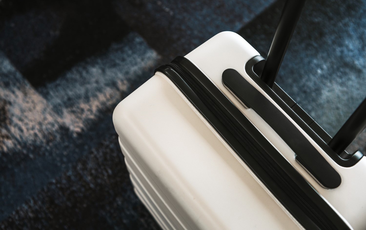 white-luggage-quality-control (Custom)