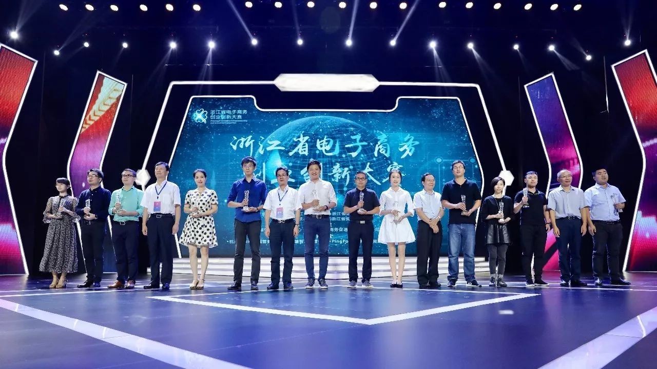测库CEO与其他获奖者一起上台领奖